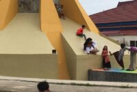 FOTO : Terlihan Sejumlah Anak-Anak Berain Perorotan di Salahh Satu Bagian Bangunan Tugu Perjuangan di Taman Orang Kayo Rajo Laksanana Kuala Tungkal.