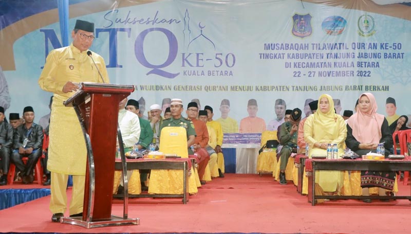 Wakil Bupati H. Hairan, SH memberikan sambutan sekaligus menutup pelaksanaan MTQ ke-50 tingkat Kabupaten Tanjung Jabung Barat di Desa Suak Labu, Kecamatan Kuala Betara, Sabtu (27/11/22). FOTO : Prokopim