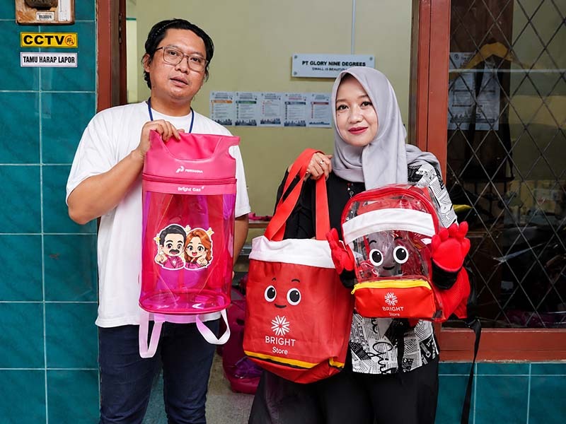 roduk tas karakter Bright Gas hasil kolaborasi Pertamina dengan UMKM binaan PT Glory Nine Degrees menjadi salah satu ikon Bright Store di Jakarta Fair 2026 dan ramai diburu pengunjung hingga viral di media sosial. (FOTO : Dok. Pertamina)