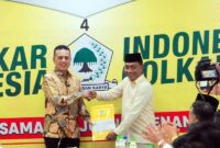 Asri Ludin Tambunan Saat Menerima Rekomendasi dari DPD Golkar Sumut Untuk Maju Pilkada Deli Serdang. FOTO : RZ/LT