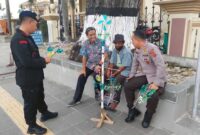 Tiga Perwira Polda Jambi Tengan Melakukan Bincang-Bincang dengan Sikap Humanis ke Penjual Kitiran Keliling di Kota Jambi. FOTO : Dhea