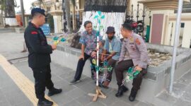 Tiga Perwira Polda Jambi Tengan Melakukan Bincang-Bincang dengan Sikap Humanis ke Penjual Kitiran Keliling di Kota Jambi. FOTO : Dhea