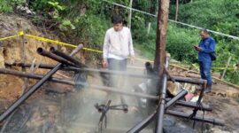 Tim Gabungan Ditreskrimsus Polda Jambi Terjun ke KM 51 Bungku Cekan Semburan Minyak di Sumur Ilegal. FOTO : Dhea