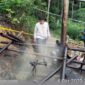 Tim Gabungan Ditreskrimsus Polda Jambi Terjun ke KM 51 Bungku Cekan Semburan Minyak di Sumur Ilegal. FOTO : Dhea