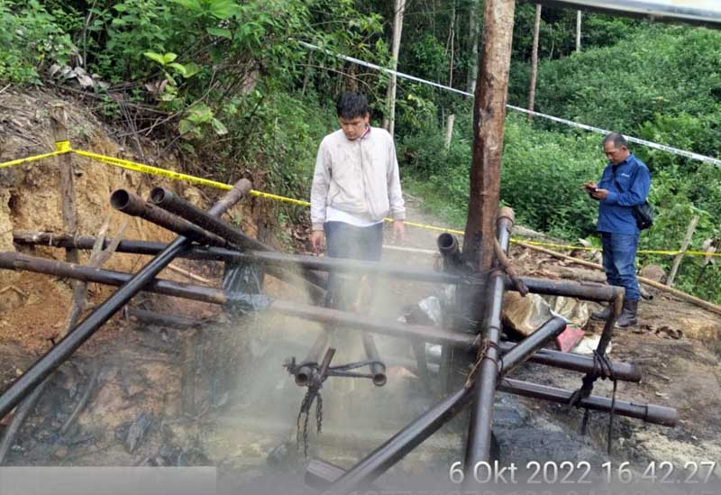 Tim Gabungan Ditreskrimsus Polda Jambi Terjun ke KM 51 Bungku Cekan Semburan Minyak di Sumur Ilegal. FOTO : Dhea