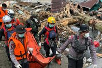 Tim Kantor SAR Jambi dan Tim SAR Gabungan Tengah Mengevakuasi Korban Meninggal Bencana Banjir di Sumatera Barat. [FOTO : HMS SAR JAMBI]