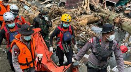 Tim Kantor SAR Jambi dan Tim SAR Gabungan Tengah Mengevakuasi Korban Meninggal Bencana Banjir di Sumatera Barat. [FOTO : HMS SAR JAMBI]