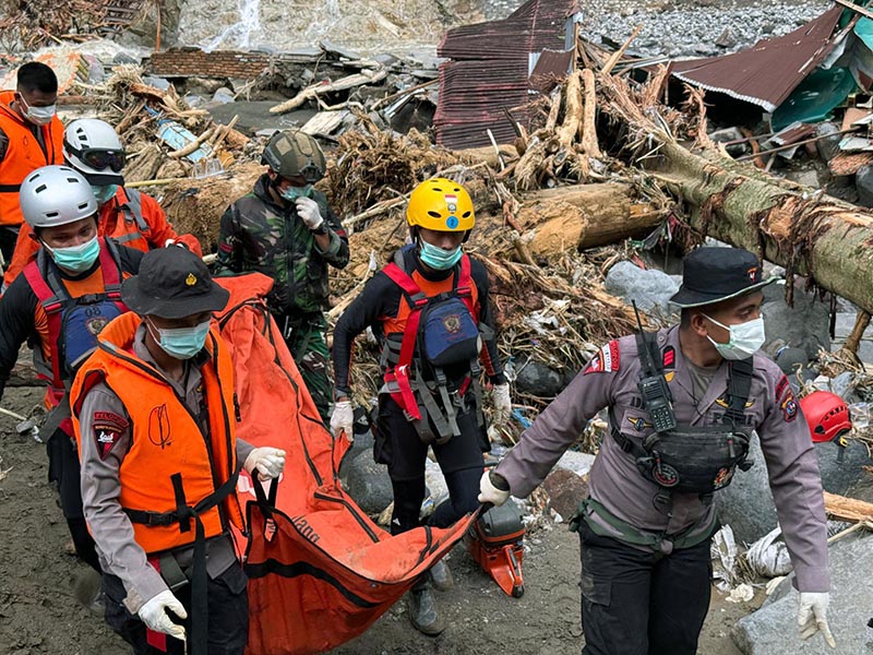 Tim Kantor SAR Jambi dan Tim SAR Gabungan Tengah Mengevakuasi Korban Meninggal Bencana Banjir di Sumatera Barat. [FOTO : HMS SAR JAMBI]