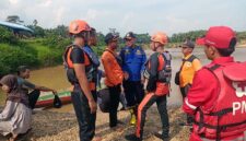 Tim Basarnas Pos SAR Bungo Gabungan Lakukan Pencarian Bocah Tenggelam di Sungai Tembesi Sarolangun. FOTO : Humas