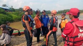 Tim Basarnas Pos SAR Bungo Gabungan Lakukan Pencarian Bocah Tenggelam di Sungai Tembesi Sarolangun. FOTO : Humas