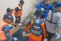 Tim SAR Evakuasi Jasad Pria Tak Dikenal Terapung di Sungai Batanghari. FOTO : BASARNAS JAMBI
