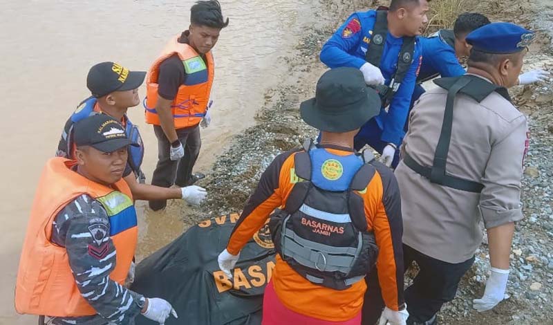 Tim SAR Evakuasi Jasad Pria Tak Dikenal Terapung di Sungai Batanghari. FOTO : BASARNAS JAMBI
