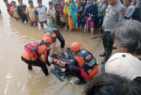 Tim SAR Evakuasi Mayat Wanita Tanpa Identitas Mengapung di Sungai Desa Babeko Bungo. [FOTO : HMS BASARNAS JAMBI]