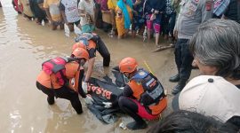 Tim SAR Evakuasi Mayat Wanita Tanpa Identitas Mengapung di Sungai Desa Babeko Bungo. [FOTO : HMS BASARNAS JAMBI]