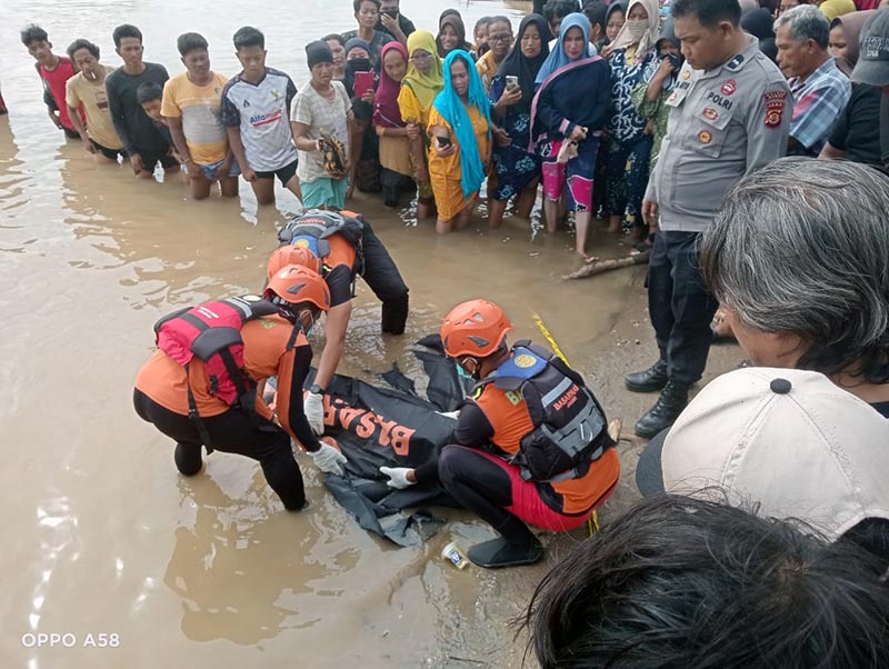 Tim SAR Evakuasi Mayat Wanita Tanpa Identitas Mengapung di Sungai Desa Babeko Bungo. [FOTO : HMS BASARNAS JAMBI]