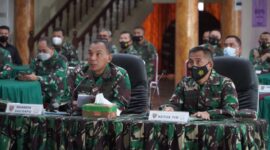 FOTO : Komandan Korem 042/Gapu Brigjen TNI M. Zulkifli Saat Paparan (Membuka Masker agar Suaranya Jelas) Kepada Tim Wasum Itdam II/Sriwijaya.