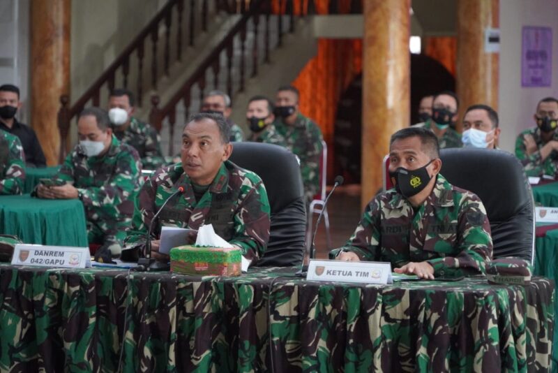 FOTO : Komandan Korem 042/Gapu Brigjen TNI M. Zulkifli Saat Paparan (Membuka Masker agar Suaranya Jelas) Kepada Tim Wasum Itdam II/Sriwijaya.