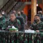 FOTO : Komandan Korem 042/Gapu Brigjen TNI M. Zulkifli Saat Paparan (Membuka Masker agar Suaranya Jelas) Kepada Tim Wasum Itdam II/Sriwijaya.
