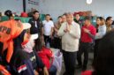 Wakil Menteri Ketenagakerjaan Afriansyah Noor (tengah) berdialog dengan para buruh saat inspeksi di PT Amos Indah Indonesia, KBN Cakung, Jakarta Utara, Kamis (18/6/2026). Kunjungan ini bertujuan memediasi sengketa PHK yang berdampak pada 133 pekerja garmen. (Foto: Dok. Humas Kemnaker)