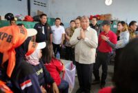 Wakil Menteri Ketenagakerjaan Afriansyah Noor (tengah) berdialog dengan para buruh saat inspeksi di PT Amos Indah Indonesia, KBN Cakung, Jakarta Utara, Kamis (18/6/2026). Kunjungan ini bertujuan memediasi sengketa PHK yang berdampak pada 133 pekerja garmen. (Foto: Dok. Humas Kemnaker)