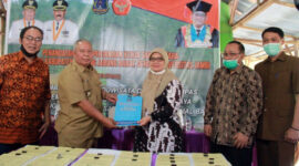 Bupati Dr. Ir. H. Safrial MS dan Rektor UNJA Prof. Sutrisno di Desa Dataran Kempas Kecamatan Tebing Tinggi, Selasa (14/07/20)