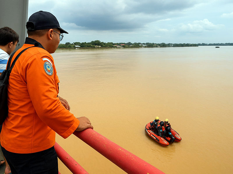 Tragedi Jembatan Aurduri I: Identitas Korban Teridentifikasi, Pencarian Intensif Terus Dilakukan. FOTO : SAR Jambi