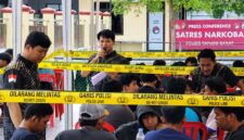 KONSENTRASI TINGGI: Sejumlah peserta turnamen Mobile Legends Kapolri Cup 2026 fokus bertanding di bawah pengawasan panitia di Lapangan Belakang Polres Tanjab Barat, Sabtu (20/6). Ajang ini diikuti oleh 32 tim guna menjaring talenta esports muda berbakat di daerah. (Foto: Dok. Polres Tanjab Barat)