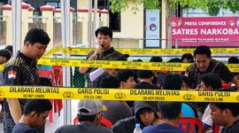 KONSENTRASI TINGGI: Sejumlah peserta turnamen Mobile Legends Kapolri Cup 2026 fokus bertanding di bawah pengawasan panitia di Lapangan Belakang Polres Tanjab Barat, Sabtu (20/6). Ajang ini diikuti oleh 32 tim guna menjaring talenta esports muda berbakat di daerah. (Foto: Dok. Polres Tanjab Barat)