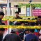 KONSENTRASI TINGGI: Sejumlah peserta turnamen Mobile Legends Kapolri Cup 2026 fokus bertanding di bawah pengawasan panitia di Lapangan Belakang Polres Tanjab Barat, Sabtu (20/6). Ajang ini diikuti oleh 32 tim guna menjaring talenta esports muda berbakat di daerah. (Foto: Dok. Polres Tanjab Barat)