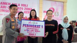 Kapolda Jambi Irjen Pol. Rusdi Hartono Serahkan Penghargaan kepada Tim Terbaik pada Penutupan Tutup Turnamen Volly Bhayangkari CUP Zona 2. FOTO : HMS