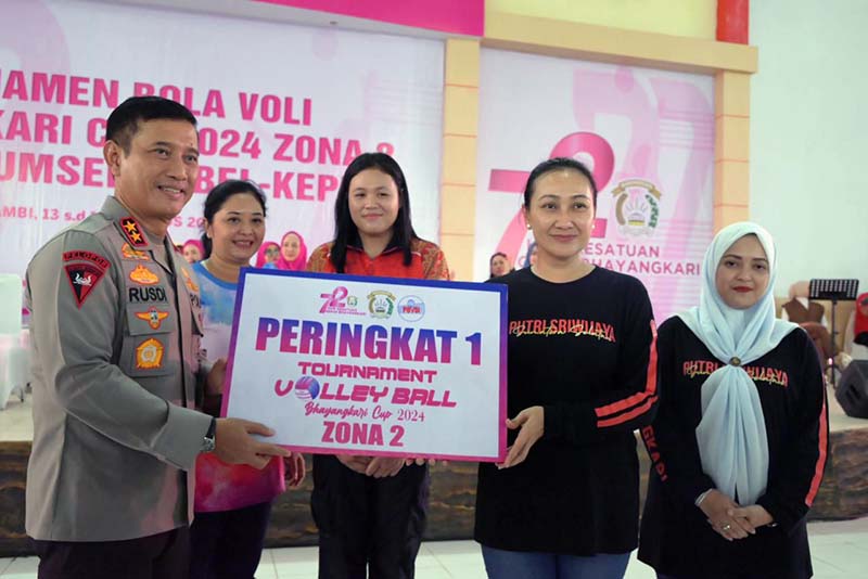 Kapolda Jambi Irjen Pol. Rusdi Hartono Serahkan Penghargaan kepada Tim Terbaik pada Penutupan Tutup Turnamen Volly Bhayangkari CUP Zona 2. FOTO : HMS