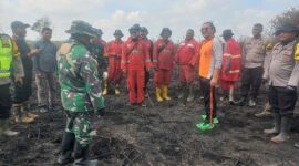 Dirreskrimsus Polda Jambi Kombes Pol DR Bambang Yugo Pamungkas didampingi Kasubdit IV/Tipidter, AKBP Reza Khomeini  Turun Langsung ke Area Karhutla di Kumpeh. FOTO : HMS