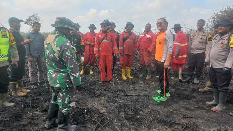 Dirreskrimsus Polda Jambi Kombes Pol DR Bambang Yugo Pamungkas didampingi Kasubdit IV/Tipidter, AKBP Reza Khomeini  Turun Langsung ke Area Karhutla di Kumpeh. FOTO : HMS