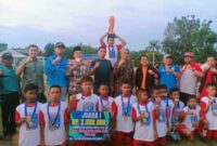 Kontingen Sekernan Menunjukan Piala Bergilir pada Penutupan Kompetisi Sepak Bola U-12 antar Pelajar Tingkat SD se Kabupaten Muaro Jambi, Kamis (02/11/21). FOTO : Noval