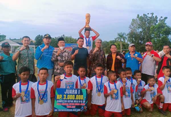 Kontingen Sekernan Menunjukan Piala Bergilir pada Penutupan Kompetisi Sepak Bola U-12 antar Pelajar Tingkat SD se Kabupaten Muaro Jambi, Kamis (02/11/21). FOTO : Noval