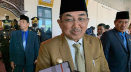 Bupati Tanjung Jabung Barat, Anwar Sadat dikonfirmasi Usai Paripurna Pidato Kenegaraan di Gedung DPRD Tanjab Barat, Selasa (16/8/22). FOTO : HB/LT