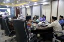 Bupati H. Anwar Sadat (menghadap layar), bersama jajaran kepala perangkat daerah saat mengikuti Zoom Meeting Webinar Seri I Program Pariwara Antikorupsi Tahun 2026 di Ruang Rapat Kantor Bupati Tanjung Jabung Barat, Kamis (18/06). (FOTO : Dok. Prokopim TJB)