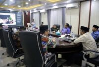 Bupati H. Anwar Sadat (menghadap layar), bersama jajaran kepala perangkat daerah saat mengikuti Zoom Meeting Webinar Seri I Program Pariwara Antikorupsi Tahun 2026 di Ruang Rapat Kantor Bupati Tanjung Jabung Barat, Kamis (18/06). (FOTO : Dok. Prokopim TJB)