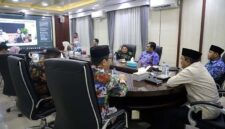 Bupati H. Anwar Sadat (menghadap layar), bersama jajaran kepala perangkat daerah saat mengikuti Zoom Meeting Webinar Seri I Program Pariwara Antikorupsi Tahun 2026 di Ruang Rapat Kantor Bupati Tanjung Jabung Barat, Kamis (18/06). (FOTO : Dok. Prokopim TJB)