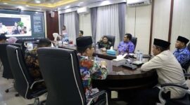 Bupati H. Anwar Sadat (menghadap layar), bersama jajaran kepala perangkat daerah saat mengikuti Zoom Meeting Webinar Seri I Program Pariwara Antikorupsi Tahun 2026 di Ruang Rapat Kantor Bupati Tanjung Jabung Barat, Kamis (18/06). (FOTO : Dok. Prokopim TJB)