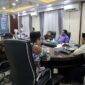 Bupati H. Anwar Sadat (menghadap layar), bersama jajaran kepala perangkat daerah saat mengikuti Zoom Meeting Webinar Seri I Program Pariwara Antikorupsi Tahun 2026 di Ruang Rapat Kantor Bupati Tanjung Jabung Barat, Kamis (18/06). (FOTO : Dok. Prokopim TJB)