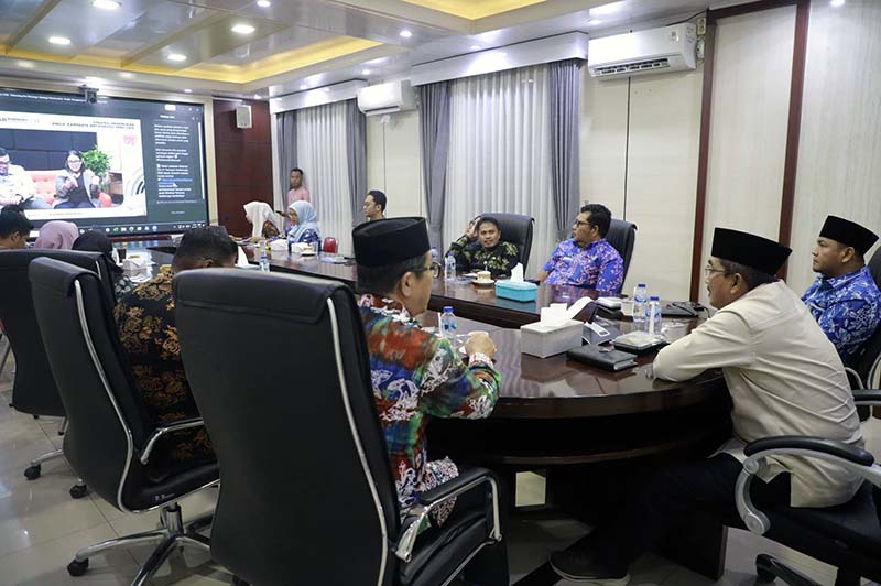 Bupati H. Anwar Sadat (menghadap layar), bersama jajaran kepala perangkat daerah saat mengikuti Zoom Meeting Webinar Seri I Program Pariwara Antikorupsi Tahun 2026 di Ruang Rapat Kantor Bupati Tanjung Jabung Barat, Kamis (18/06). (FOTO : Dok. Prokopim TJB)
