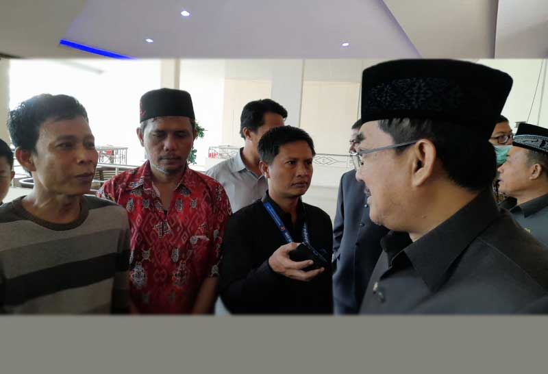 Tezar Rusman Pedagang di Pujasera saat menemui Bupati H. Anwar Sadat, Kamis (13/4/23). FOTO : Is