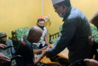 FOTO : Ustadz KH. Anwar Sadat (UAS) beserta istri Hj. Fadhilah ketika Berada di Rumah Pak Edi Jl. Hidayah, Lorong Obat Nyamuk Ujung, Jumat sore (11/12/20).