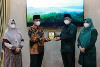 FOTO : Bupati Tanjung Jabung barat, H. Anwar Sadat Menerima Palakat Kenang-kenangan dari Bupati Indragiri Hilir (Inhil), H. M. Wardan, Senin (24/05/21).