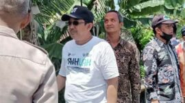 Bupati Tanjung Jabung Barat Anwar Sadat didampingi Lurah Tungkal III Achmad Syafe'i saat meninjau proses pengerjaan normalisasi. FOTO : Ist