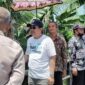 Bupati Tanjung Jabung Barat Anwar Sadat didampingi Lurah Tungkal III Achmad Syafe'i saat meninjau proses pengerjaan normalisasi. FOTO : Ist