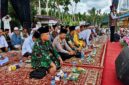 Suasana saat Ustaz Abdul Somad (UAS) menyampaikan ceramah di hadapan ribuan jamaah yang memadati halaman Masjid Sabilul Huda, Kelurahan Teluk Nilau, Kecamatan Pengabuan, Kabupaten Tanjung Jabung Barat, Minggu (21/6/2026). (FOTO: Dok. Istimewa)
