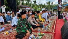 Suasana saat Ustaz Abdul Somad (UAS) menyampaikan ceramah di hadapan ribuan jamaah yang memadati halaman Masjid Sabilul Huda, Kelurahan Teluk Nilau, Kecamatan Pengabuan, Kabupaten Tanjung Jabung Barat, Minggu (21/6/2026). (FOTO: Dok. Istimewa)