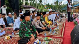 Suasana saat Ustaz Abdul Somad (UAS) menyampaikan ceramah di hadapan ribuan jamaah yang memadati halaman Masjid Sabilul Huda, Kelurahan Teluk Nilau, Kecamatan Pengabuan, Kabupaten Tanjung Jabung Barat, Minggu (21/6/2026). (FOTO: Dok. Istimewa)